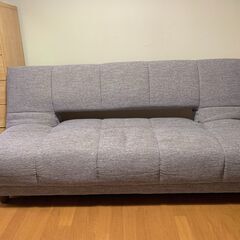 おしゃれなグレーのソファーベッド（幅約180cm）の画像