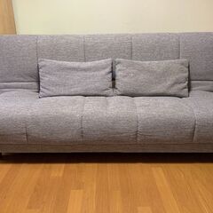 おしゃれなグレーのソファーベッド（幅約180cm）の画像