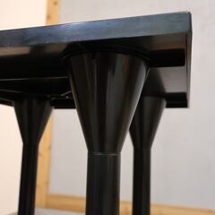 イタリアのデザイナーズ家具ブランドKARTELL(カルテル)の4581 コーヒーテーブルです。有機的なフォルムのイタリアモダンなサイドテーブルはフラワースタンドや飾り台としても♪の画像