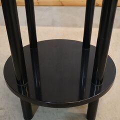 イタリアのデザイナーズ家具ブランドKARTELL(カルテル)の4581 コーヒーテーブルです。有機的なフォルムのイタリアモダンなサイドテーブルはフラワースタンドや飾り台としても♪の画像