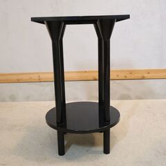 イタリアのデザイナーズ家具ブランドKARTELL(カルテル)の4581 コーヒーテーブルです。有機的なフォルムのイタリアモダンなサイドテーブルはフラワースタンドや飾り台としても♪の画像