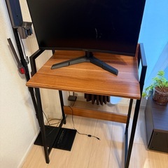 ゲーミングモニターとPCデスクの画像