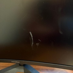 ゲーミングモニターとPCデスクの画像