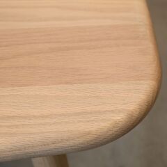 オーク材を贅沢に使用した天然木の素材感が魅力のRidge(リッジ)ダイニングテーブルです。北欧デザイナーとコラボした日本人の住宅と体格に合わせたこだわり設計の食卓。の画像