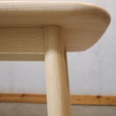 オーク材を贅沢に使用した天然木の素材感が魅力のRidge(リッジ)ダイニングテーブルです。北欧デザイナーとコラボした日本人の住宅と体格に合わせたこだわり設計の食卓。の画像