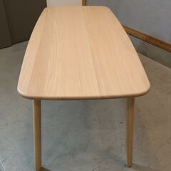 オーク材を贅沢に使用した天然木の素材感が魅力のRidge(リッジ)ダイニングテーブルです。北欧デザイナーとコラボした日本人の住宅と体格に合わせたこだわり設計の食卓。の画像