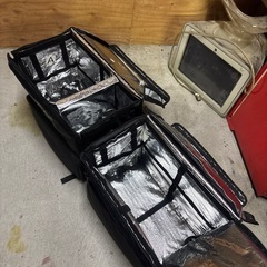 引き渡し予定者いますウーバーのバック　２つの画像