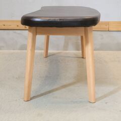 MIKIMOKU(ミキモク)のBC-23201 ベンチです。緩やかなカーブを描く丸みのあるフォルムが魅力の長椅子。ダイニングのベンチやちょっとした腰掛け椅子に♪の画像