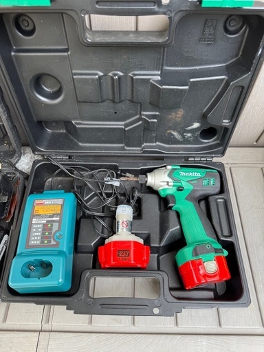 送料無料～（動作品） 美品 マキタ makita Makita マキタ　充電式インパクトドライバー M694D バッテリー容量あり