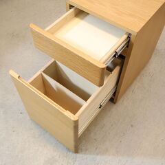 ACTUS(アクタス)のオーク材を使用したSARCLE デスクです。ナチュラルな質感でシンプルなデザインの学習机。コンパクトで置く場所を選ばず、リビングに置いてワーキングデスクとしてもオススメです♪の画像