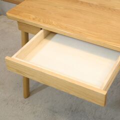 ACTUS(アクタス)のオーク材を使用したSARCLE デスクです。ナチュラルな質感でシンプルなデザインの学習机。コンパクトで置く場所を選ばず、リビングに置いてワーキングデスクとしてもオススメです♪の画像