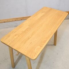 ACTUS(アクタス)のオーク材を使用したSARCLE デスクです。ナチュラルな質感でシンプルなデザインの学習机。コンパクトで置く場所を選ばず、リビングに置いてワーキングデスクとしてもオススメです♪の画像