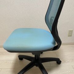 オカムラVILLAGE VC1メッシュチェア 肘なし ブラックフレーム ライトブルー 8VC1MA-F4Y4の画像