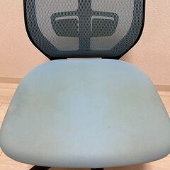 オカムラVILLAGE VC1メッシュチェア 肘なし ブラックフレーム ライトブルー 8VC1MA-F4Y4の画像