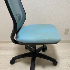 オカムラVILLAGE VC1メッシュチェア 肘なし ブラックフレーム ライトブルー 8VC1MA-F4Y4の画像