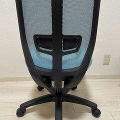 オカムラVILLAGE VC1メッシュチェア 肘なし ブラックフレーム ライトブルー 8VC1MA-F4Y4の画像