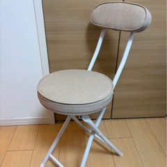 折り畳み式椅子の画像