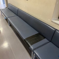 ソファー3台　ブルー系の画像