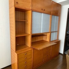 大きな食器棚の画像