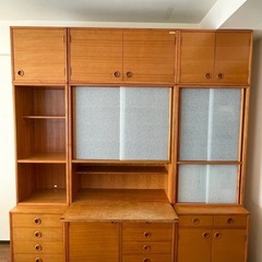 大きな食器棚の画像