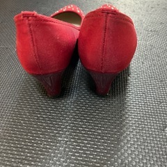 赤パンプス24cmの画像