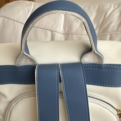 白✖️ブルー蝶と花のリュックの画像