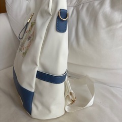 白✖️ブルー蝶と花のリュックの画像