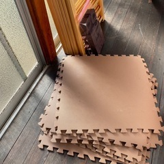 ベビーサークルとジョイントマットの画像