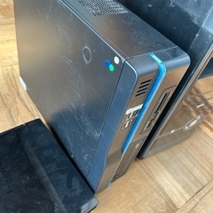 ノートパソコン、ミドルタワー、ハイタワーの三台のPCの画像