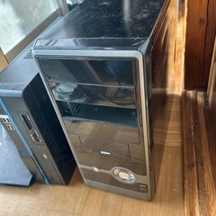 ノートパソコン、ミドルタワー、ハイタワーの三台のPCの画像