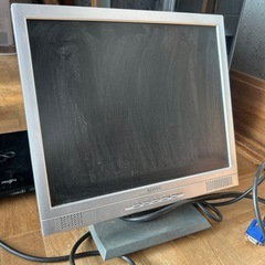 ノートパソコン、ミドルタワー、ハイタワーの三台のPCの画像