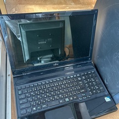 ノートパソコン、ミドルタワー、ハイタワーの三台のPCの画像