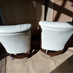 ホワイトリクライニングチェア2脚セットの画像