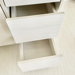美品＊上品ホワイトの大容量キャビネット　幅90／引き出し付き
の画像