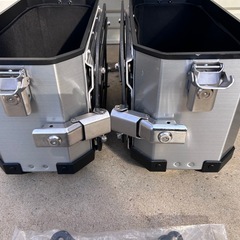 未使用　クーケース　アルミニウム パニアケース 2個セット　取付ベース付きの画像