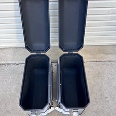 未使用　クーケース　アルミニウム パニアケース 2個セット　取付ベース付きの画像