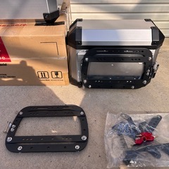 未使用　クーケース　アルミニウム パニアケース 2個セット　取付ベース付きの画像