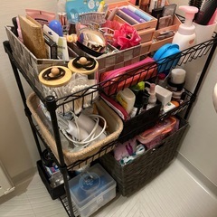 3段の棚付き家具
の画像