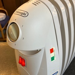 サ2512-032 DeLonghi イタリア製 TRN0808C オイル密閉式ミニラジエター型ヒーター 8枚フィン L字型 専用カバー付き 通電確認済み キズ汚れ有りの画像