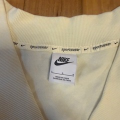 NIKE Vネック クロップド丈 パイル生地 ベスト クリーム色 アイボリー 白の画像