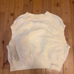 NIKE Vネック クロップド丈 パイル生地 ベスト クリーム色 アイボリー 白の画像