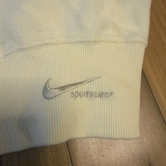 NIKE Vネック クロップド丈 パイル生地 ベスト クリーム色 アイボリー 白の画像