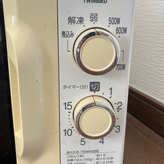 電子レンジ、長さ40センチメートル、幅26センチメートル、高さ23センチメートル。古いものですので、使用された跡がありますが、気にしないでください。の画像