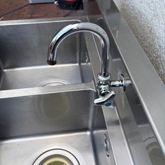 ステンレス製の二槽式流し台（シンクの画像