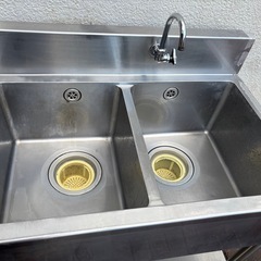 ステンレス製の二槽式流し台（シンクの画像