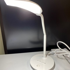 ☆ニトリ　LEDデスクライト　スマホ/タブレット：スタンド付きの画像