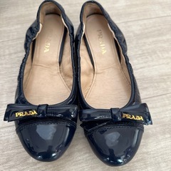 プラダバレエ型フラットシューズ リボン付き・パテント仕様
の画像