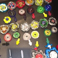 こちらはベイブレードxの引退品になりますベイ20個とランチャー8個の