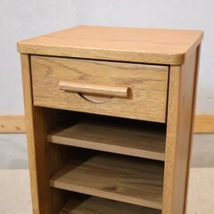 ISSEIKI(一生紀)のHENRY(ヘンリー) スリッパラックです。アッシュ無垢材の繊細な木目と濃褐色が特徴的な収納ラック。様々なテイストのインテリアに合わせやすいシンプルでナチュラルなデザイン♪の画像