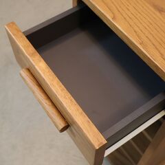 ISSEIKI(一生紀)のHENRY(ヘンリー) スリッパラックです。アッシュ無垢材の繊細な木目と濃褐色が特徴的な収納ラック。様々なテイストのインテリアに合わせやすいシンプルでナチュラルなデザイン♪の画像